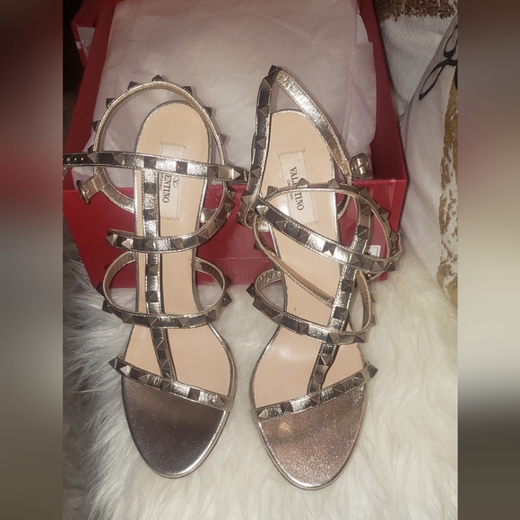 Valentino Garavani Rockstud Metallic Calfskin Leather Ankle Strap Sandal - Picture 3 of 10